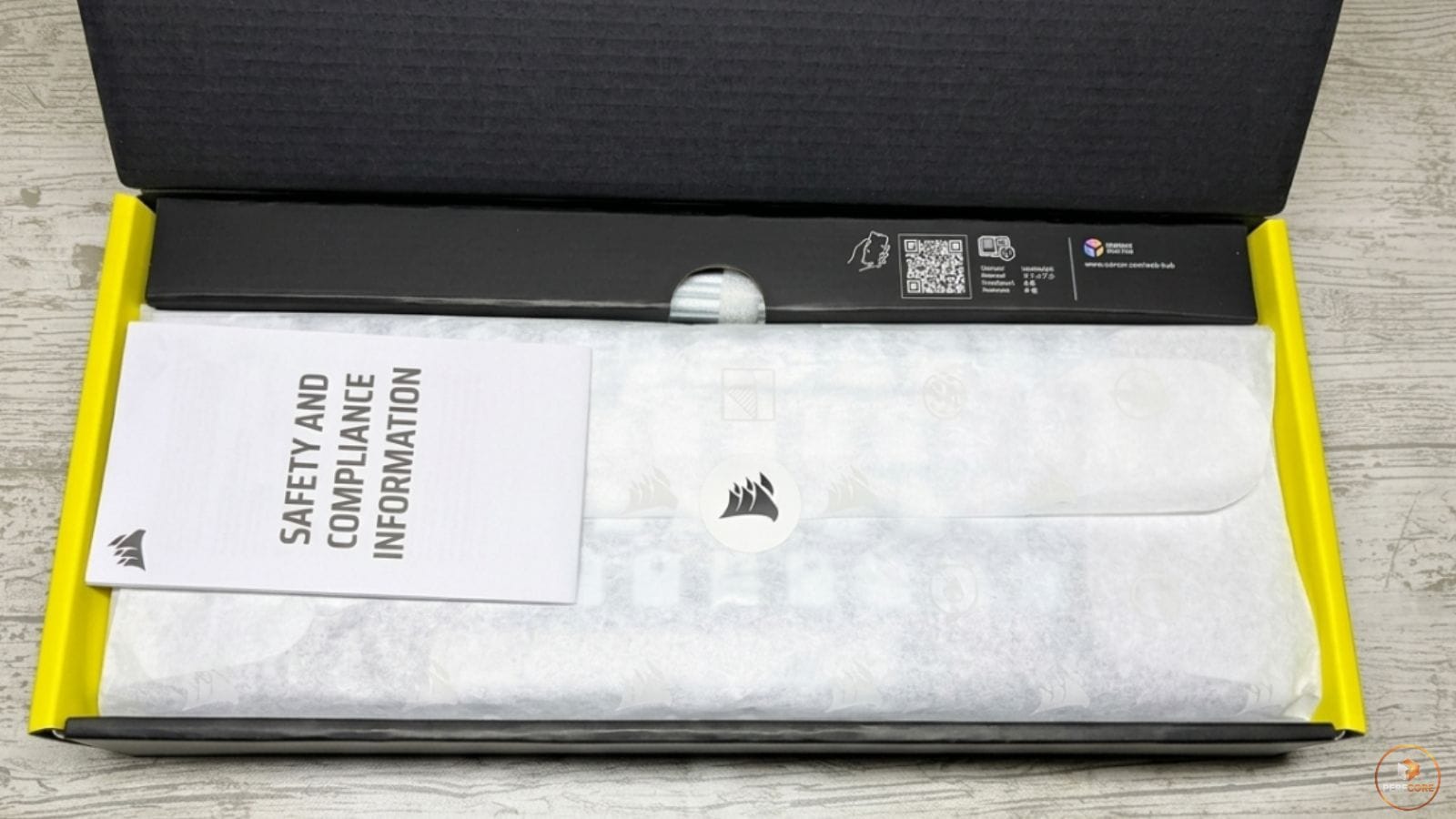 Corsair Clipper Pro Mini 60 Unboxing and Keycaps Corsair Clipper Pro Mini 60 unboxing showing white and gray PBT Double Shot keycaps